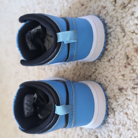 Jordan AJ 1 Mid Toddler Size 10c - Picture 5 of 12